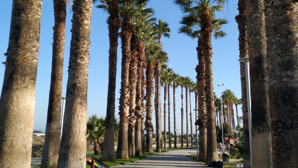 Paseo en El Parque de los Pueblos de América en Motril, Granada.