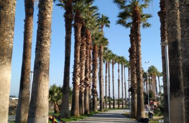 Paseo en El Parque de los Pueblos de América en Motril, Granada.